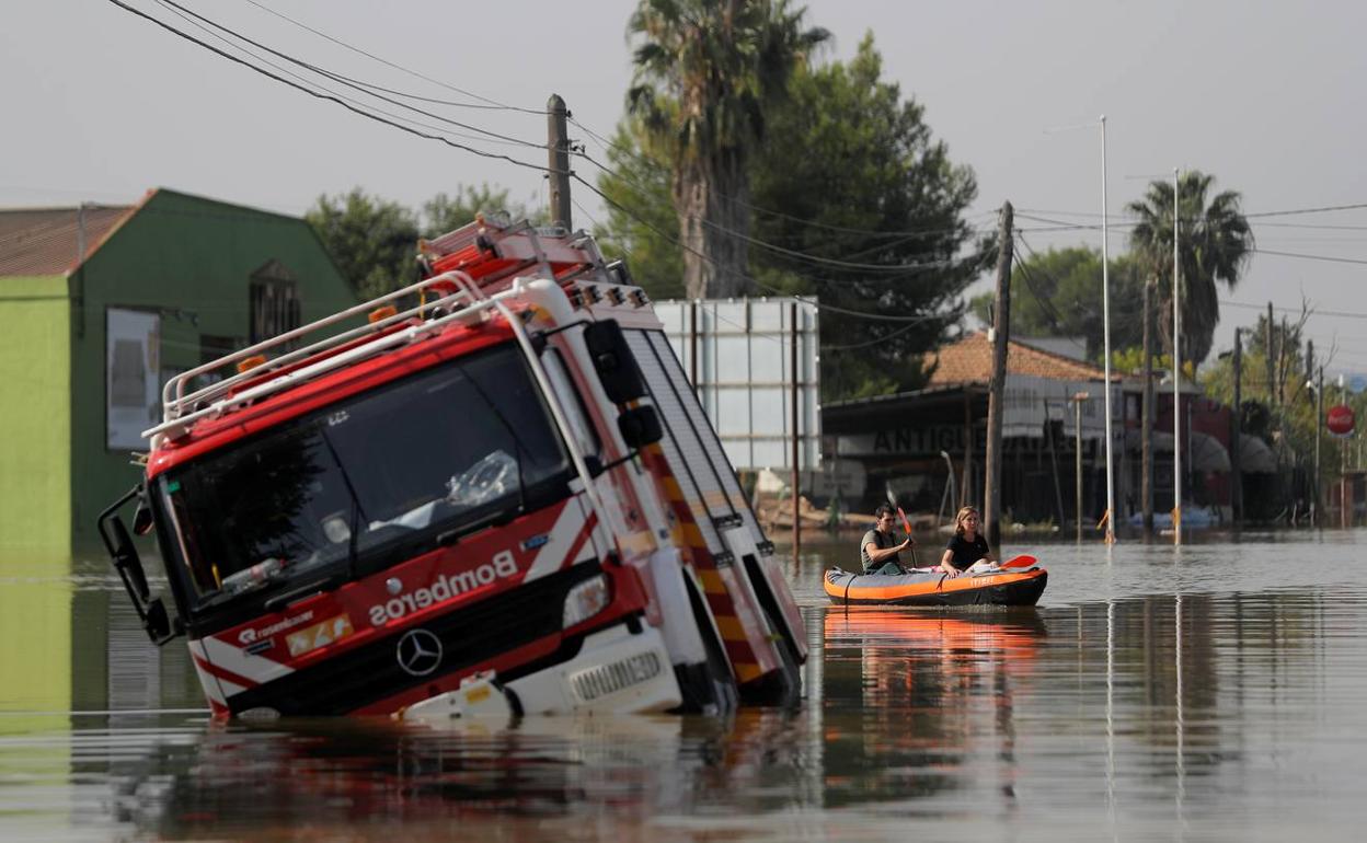 Un camión de bomberos, atrapado en el agua en Dolores.