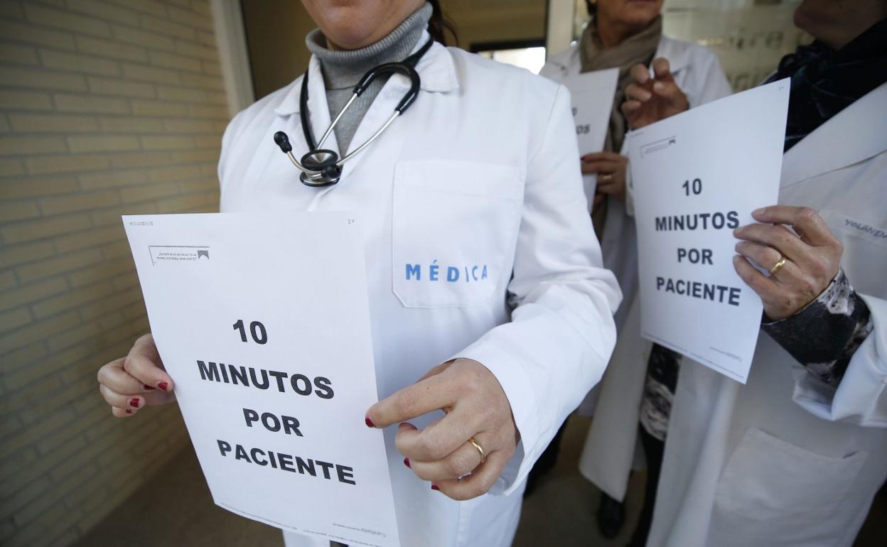 Personal sanitario durante una protesta que reclama más tiempo para atender a cada paciente. 