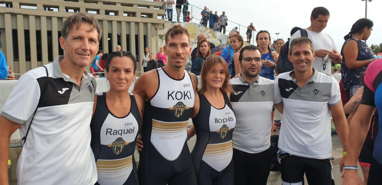 Los triatletas del GR Real de Gandia en el triatlón de Valencia. 