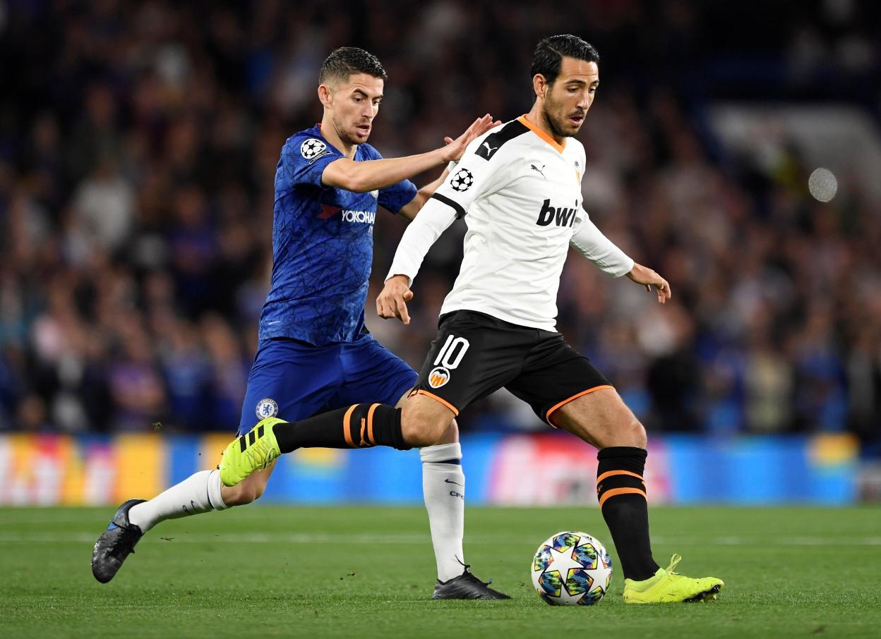 Parejo golpea el balón en Stamford Bridge. 