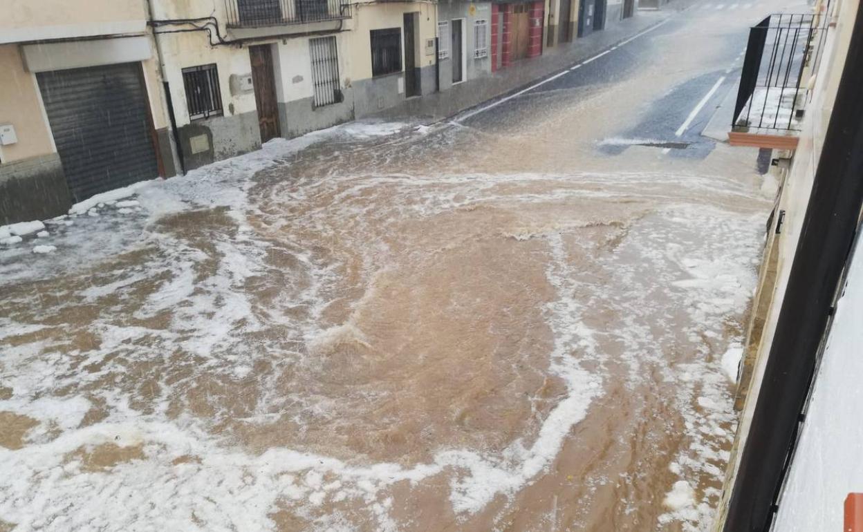 Una calle de Vilafranca, inundada tras la tormenta con granizo.