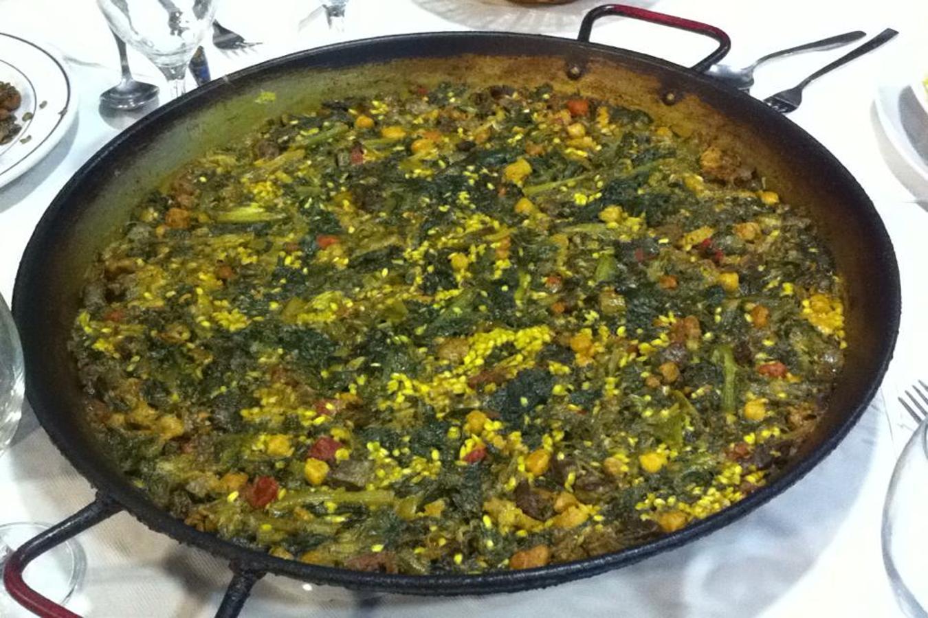 PAELLA DE HÍGADO DE BUEY, típica de L’Horta Nord. Rubén Miralles es el chef del restaurante Restaurante Estela, inaugurado en 1917 en Tavernes Blanques, donde se puede disfrutar de una gastronomía de producto de la huerta valenciana con recetas tradicionales. En la actualidad mantiene la misma filosofía, apostando por la tradición y la cultura de la zona en sus propuestas. Pertenecen a la FEHV