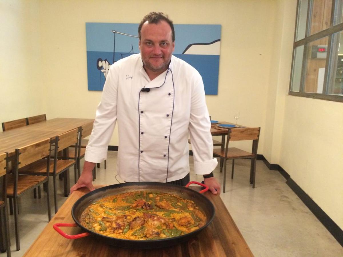 PAELLA DE POLLO, CONEJO Y PATO DE L'ALBUFERA. Cocinada por el chef Cristobal Llisart del restaurante La Bodega de Tofolet Creadores del Nacho Valencianot, Mejor Tapa 2017. Pertenecen a la FEHV y se posicionan como restaurante especialista en arroces y tapas.