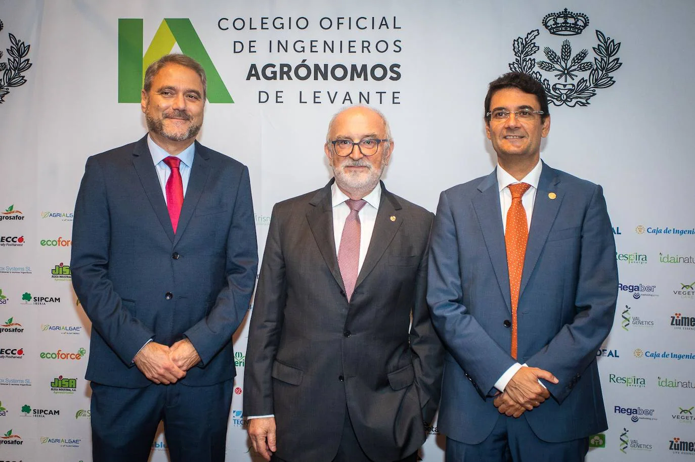 La Fundación para la Promoción de la Agronomía del Colegio Oficial de Ingenieros Agrónomos de Levante (COIAL) ha reconocido este año con sus premios al Sindicato Central de Regantes del Acueducto Tajo Segura (SCRATS) en la categoría de Iniciativa y Desarrollo; Rural Sant Vicent Ferrer de Benaguasil, por la Innovación; y a Fernando Verdú, director general de Hermisan, premio a la Excelencia profesional. Además, el COIAL ha reconocido la Excelencia Novel del estudiante Fernando Cañamás, egresado de la Escuela de Valencia, por su proyecto de fábrica de zumo de manzana, en el TM de Benicarló. El colegio también felicita a Jordi Buforn Pascual, premio al mejor proyecto de la escuela de València, por la Fábrica de Cerveza estilo Pils en el TM de La Vila Joiosa.