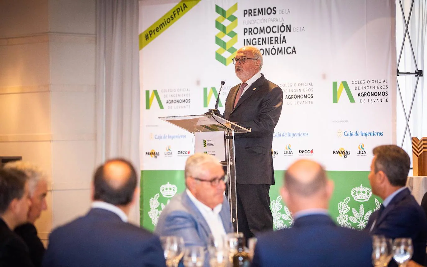 La Fundación para la Promoción de la Agronomía del Colegio Oficial de Ingenieros Agrónomos de Levante (COIAL) ha reconocido este año con sus premios al Sindicato Central de Regantes del Acueducto Tajo Segura (SCRATS) en la categoría de Iniciativa y Desarrollo; Rural Sant Vicent Ferrer de Benaguasil, por la Innovación; y a Fernando Verdú, director general de Hermisan, premio a la Excelencia profesional. Además, el COIAL ha reconocido la Excelencia Novel del estudiante Fernando Cañamás, egresado de la Escuela de Valencia, por su proyecto de fábrica de zumo de manzana, en el TM de Benicarló. El colegio también felicita a Jordi Buforn Pascual, premio al mejor proyecto de la escuela de València, por la Fábrica de Cerveza estilo Pils en el TM de La Vila Joiosa.