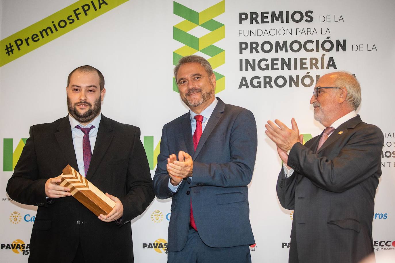 La Fundación para la Promoción de la Agronomía del Colegio Oficial de Ingenieros Agrónomos de Levante (COIAL) ha reconocido este año con sus premios al Sindicato Central de Regantes del Acueducto Tajo Segura (SCRATS) en la categoría de Iniciativa y Desarrollo; Rural Sant Vicent Ferrer de Benaguasil, por la Innovación; y a Fernando Verdú, director general de Hermisan, premio a la Excelencia profesional. Además, el COIAL ha reconocido la Excelencia Novel del estudiante Fernando Cañamás, egresado de la Escuela de Valencia, por su proyecto de fábrica de zumo de manzana, en el TM de Benicarló. El colegio también felicita a Jordi Buforn Pascual, premio al mejor proyecto de la escuela de València, por la Fábrica de Cerveza estilo Pils en el TM de La Vila Joiosa.