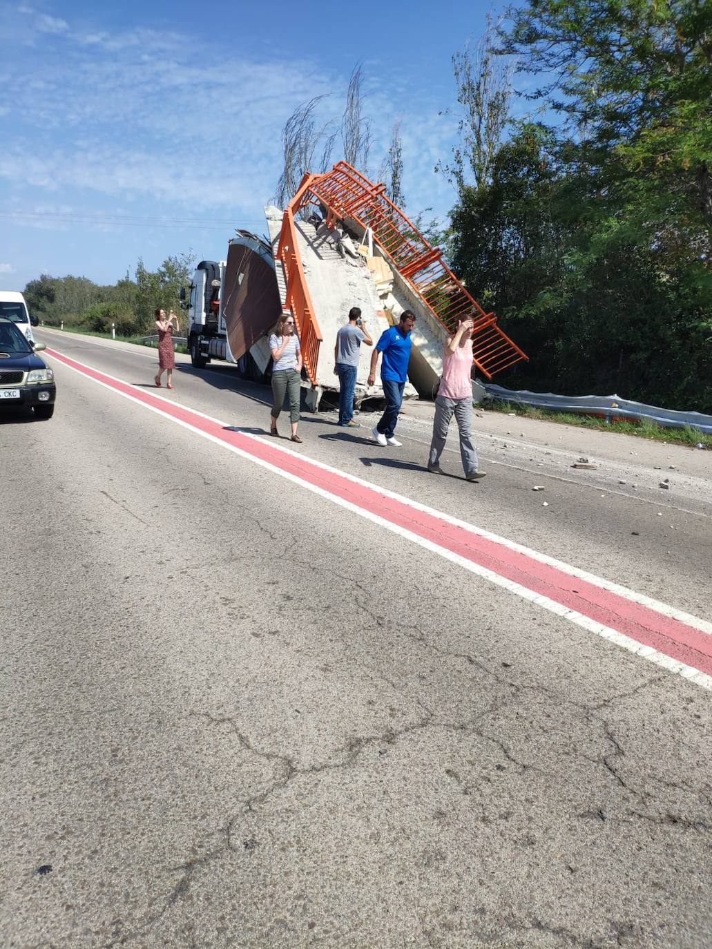 Un camión arranca la pasarela peatonal de El Saler