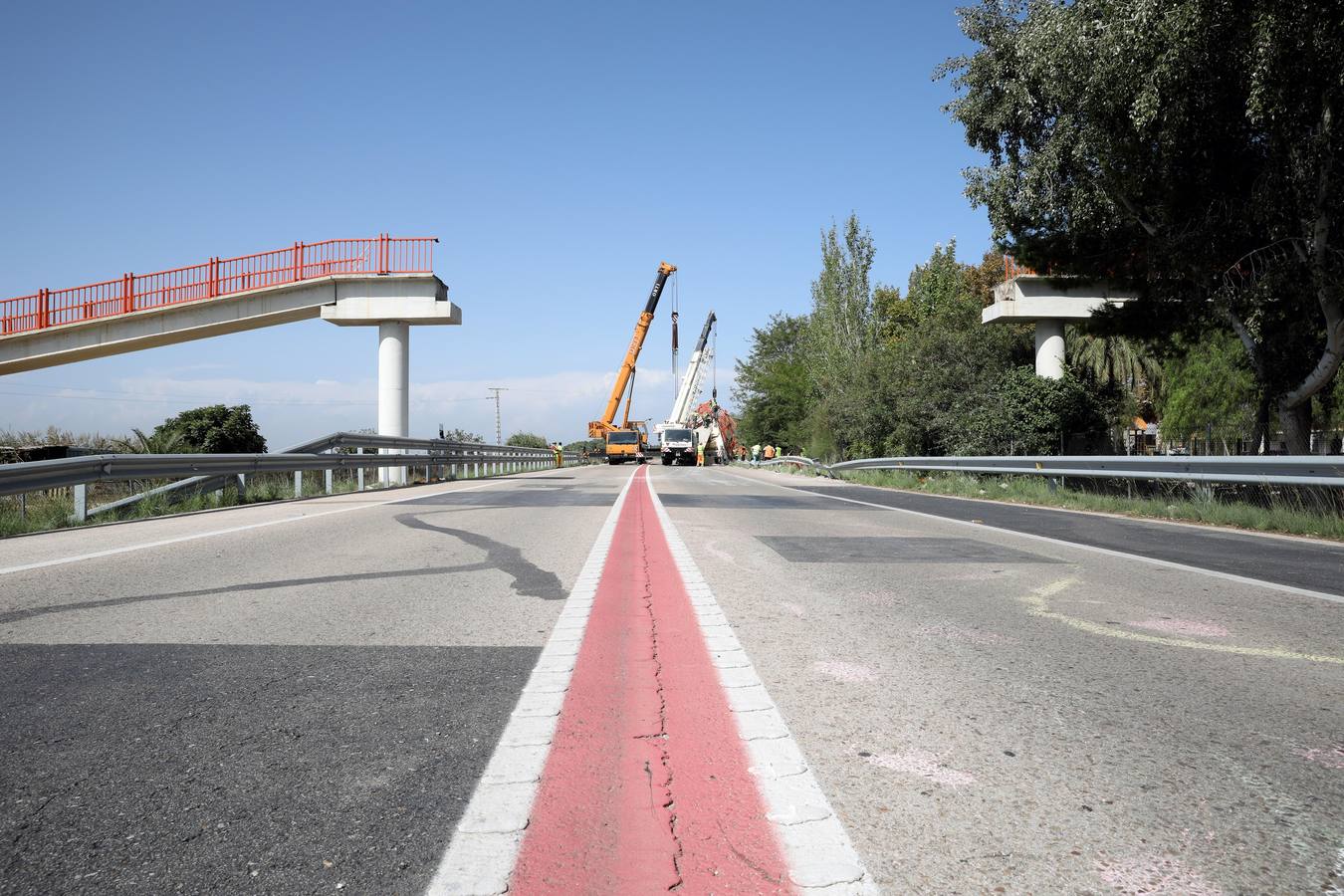 Un camión arranca la pasarela peatonal de El Saler