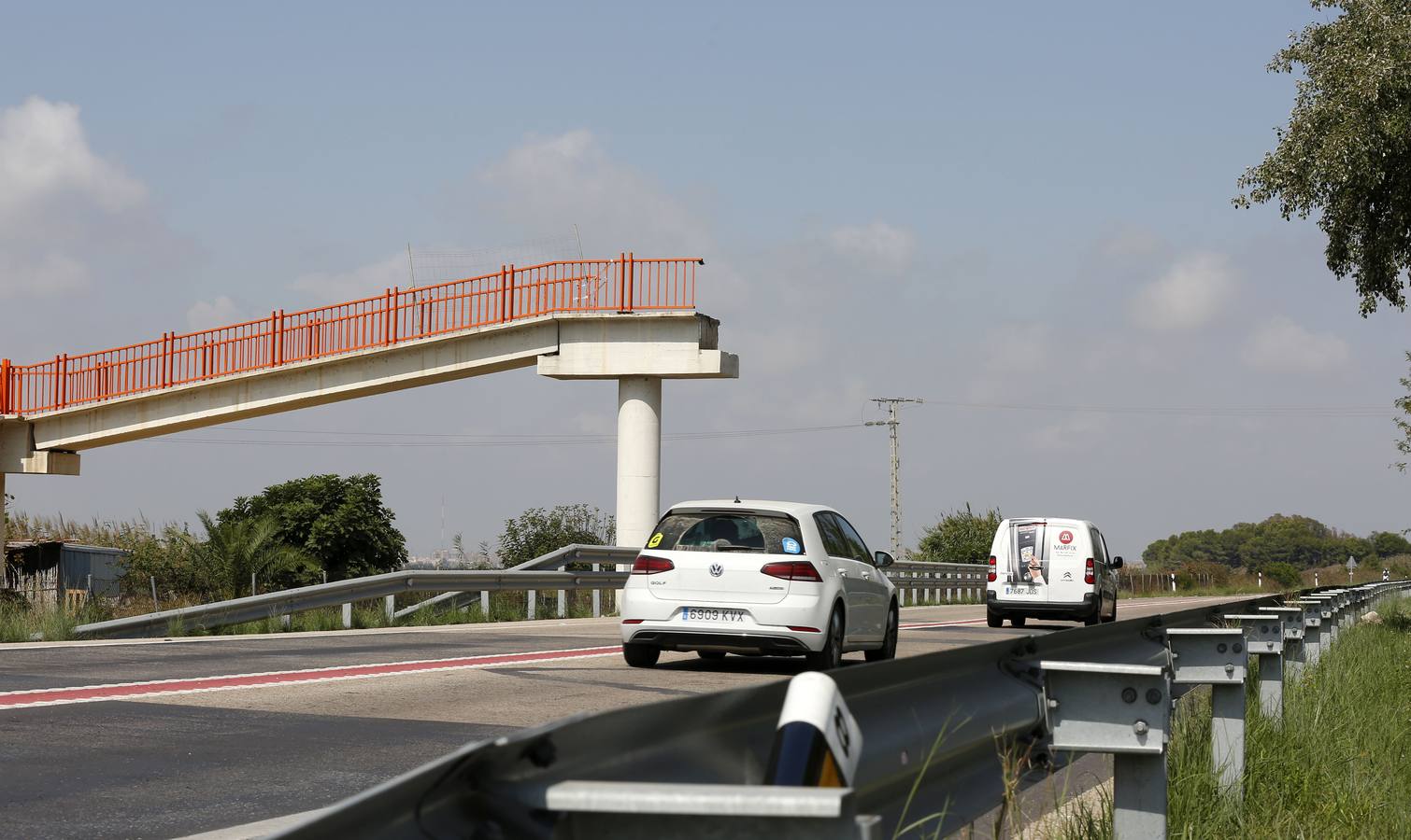 Un camión arranca la pasarela peatonal de El Saler