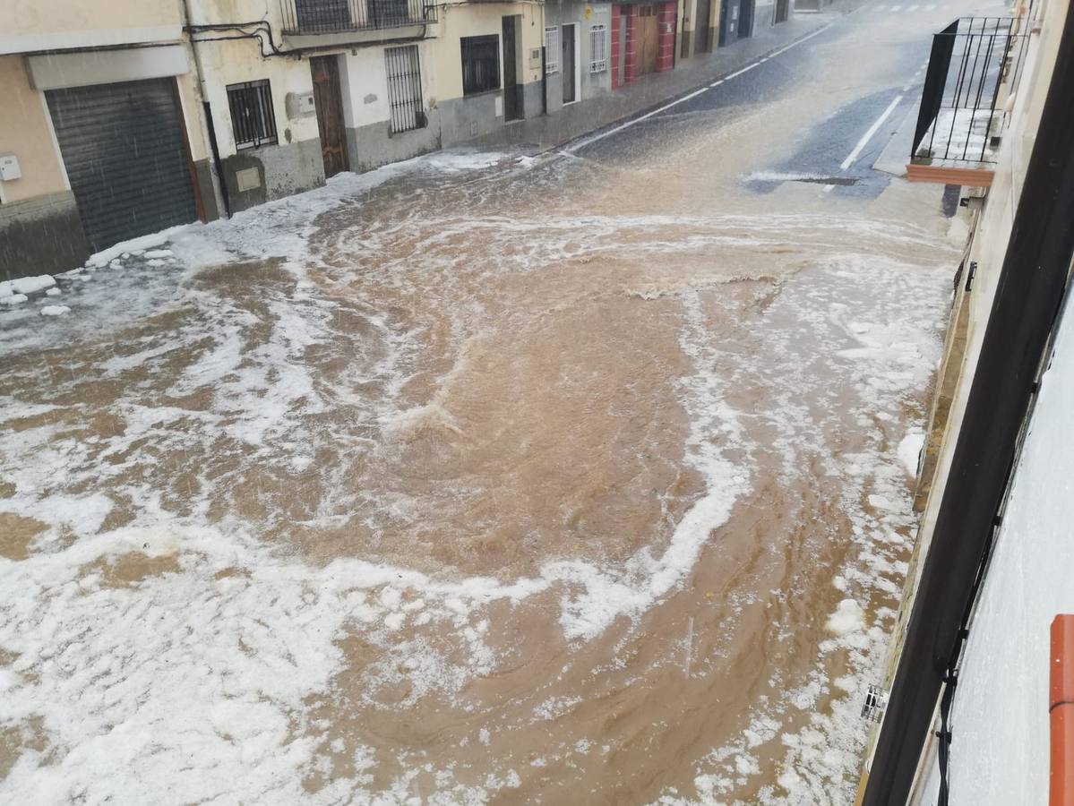 Una fuerte tormenta de granizo ha dejado hasta 77 litros en apenas dos horas en Vilafranca, cuyas calles han quedado inundadas.