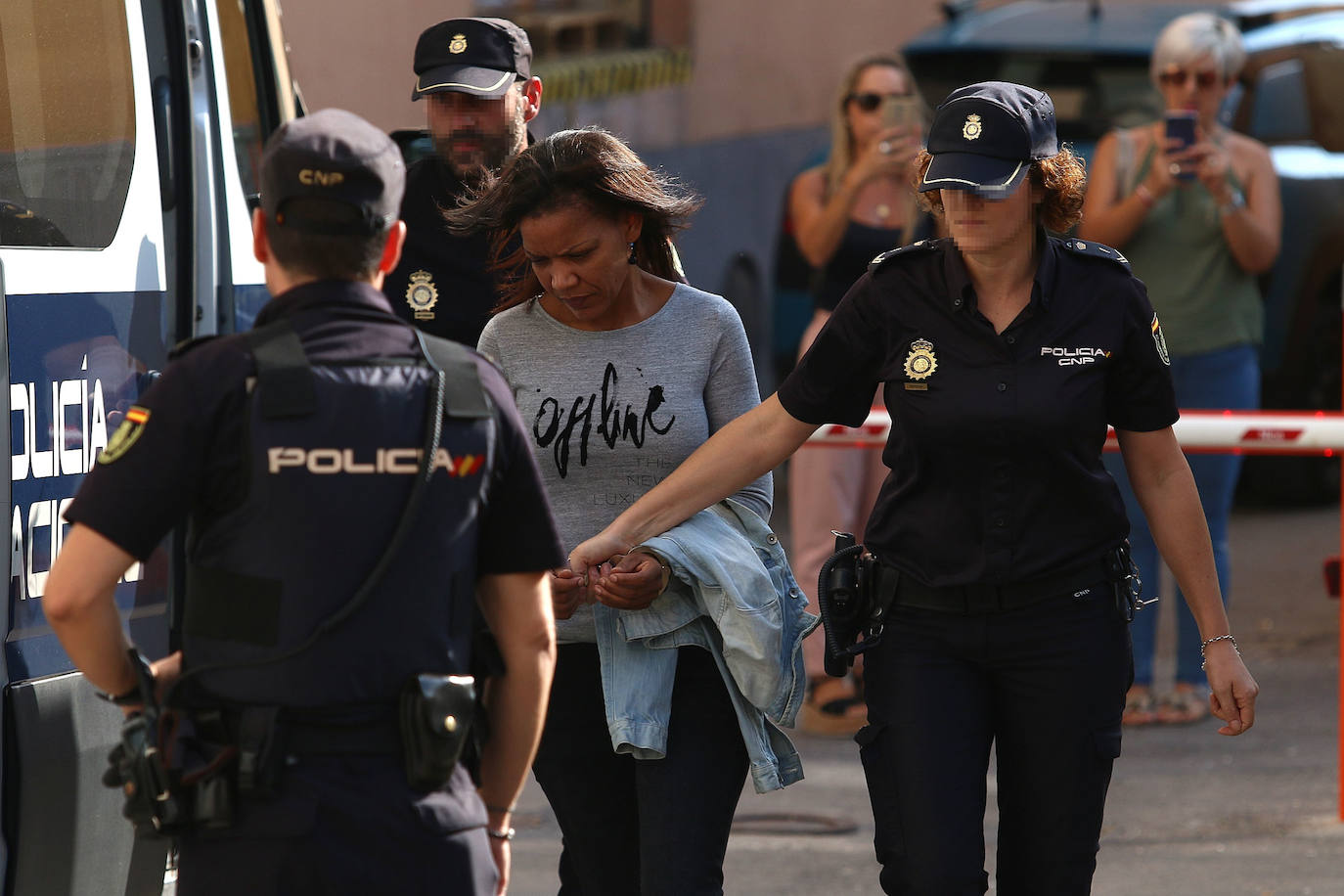 Culpable del asesinato de Gabriel Cruz. Al filo de las 18:30 horas del jueves, el portavoz del jurado popular dio a conocer el veredicto contra Ana Julia Quezada, y detalló paso por paso el relato de hechos probados que estas siete mujeres y dos hombres consideran como más probable y verosímil sobre lo que ocurrió la tarde del 27 de febrero de 2018 en la finca de Rodalquilar (Almería). El jurado considera que «de forma intencionada, súbita y repentina», lanzó al niño de ocho años contra «el suelo o pared de la habitación, y tras el impacto, procedió con sus propias manos a taparle la boca y la nariz con fuerza, hasta vencer su resistencia y provocar su fallecimiento».