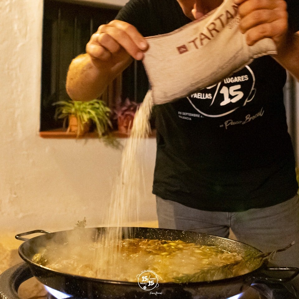 PAELLA TRADICIONAL VALENCIANA. Reto15x15 por Paco Brocal nace de la mano del chef Paco Brocal Rubio para visibilizar la paella, su tradición y el producto. Para ello, Paco y el equipo se retan a conseguir cocinar 15 paellas en diferentes ubicaciones de Valencia en las 24h del día más especial para este plato: el 20 de septiembre. Paco Brocal es un chef estudioso del arroz, con un firme compromiso con la investigación de este cereal y sus grandes posibilidades en la cocina, especialmente sensibilizado con los celiacos. Trabaja en conjunto con Matemáticos y Físicos para elaborar la fórmula científica de la Paella. Las donaciones económicas de las raciones de paellas que se degustarán durante el día 20 de septiembre se destinarán a diversas Asociaciones sin ánimo de lucro: - Adela CV Asociación Valenciana de Esclerosis Lateral Amiotrófica de la Comunidad Valenciana - Fundación Síndrome de Dravet de Valencia y @GalaSolidariaAbrazos - Casa Caridad Valencia (Paella del Ayuntamiento de Valencia) junto con World Paella Day - Damnificados del Incendio de las Islas Canarias (paella de Canarias). Además, parte del público que asistirá al reto serán: Fuerzas y Cuerpos de Seguridad del Estado, Personal de trabajos nocturnos como camioneros, trabajadores industriales, de mercados, personal sanitario, voluntarios, ....