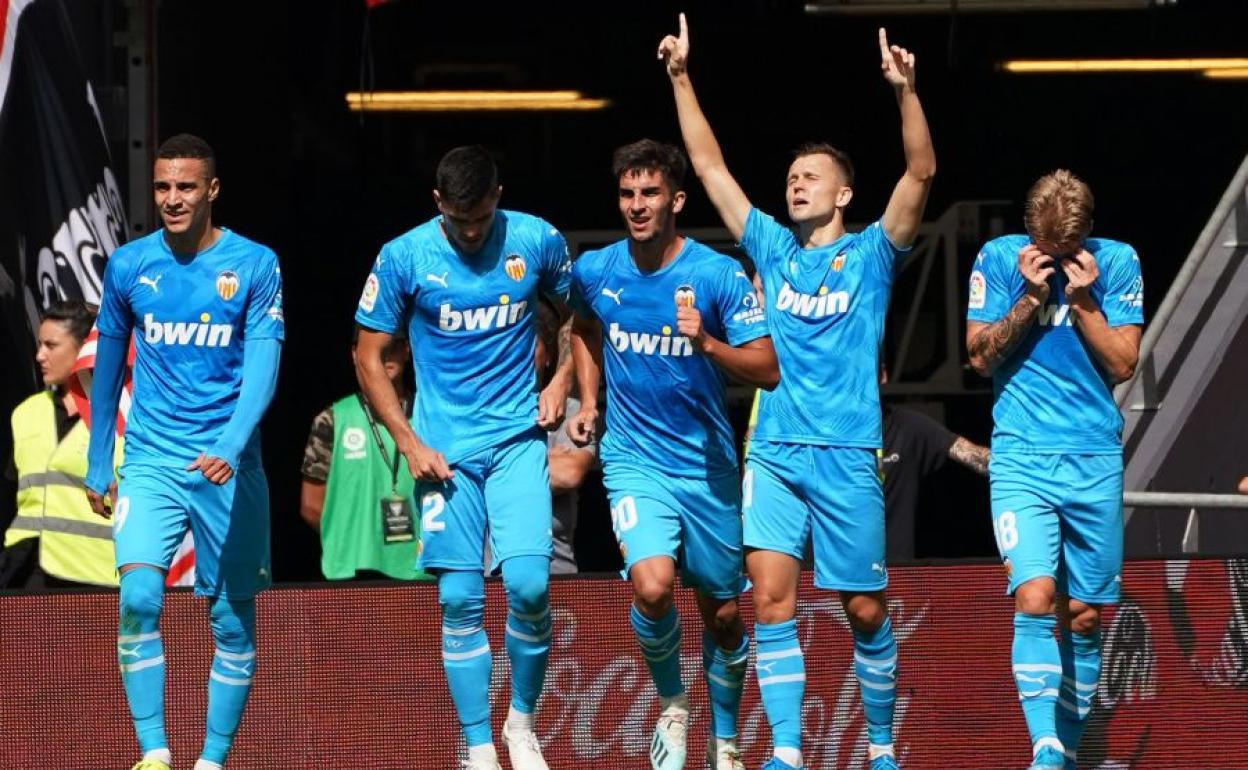 Cheryshev celebra el gol con Ferran y Maxi Gómez