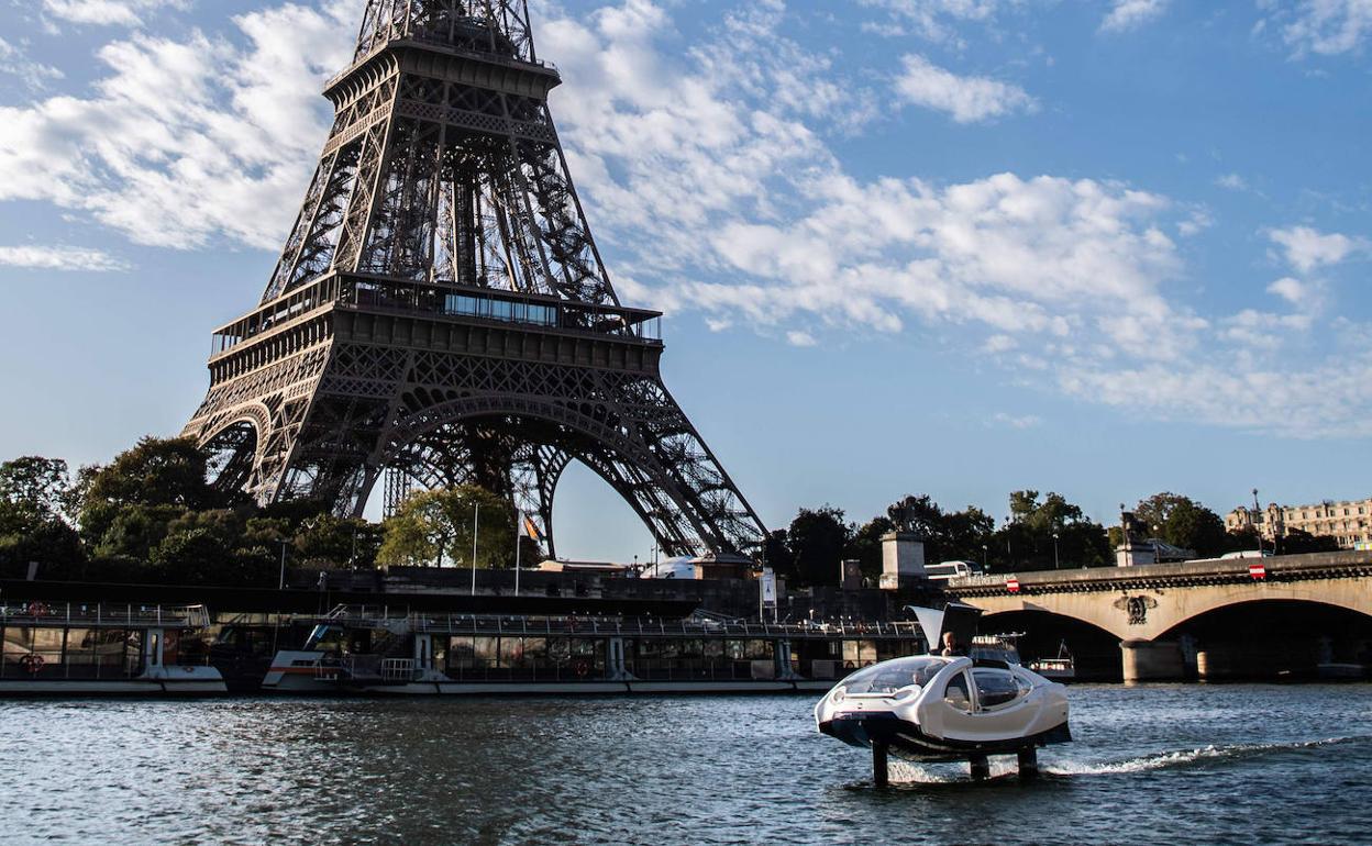 El futurista vehículo cruza por delante de la Torre Eiffel durante las pruebas.