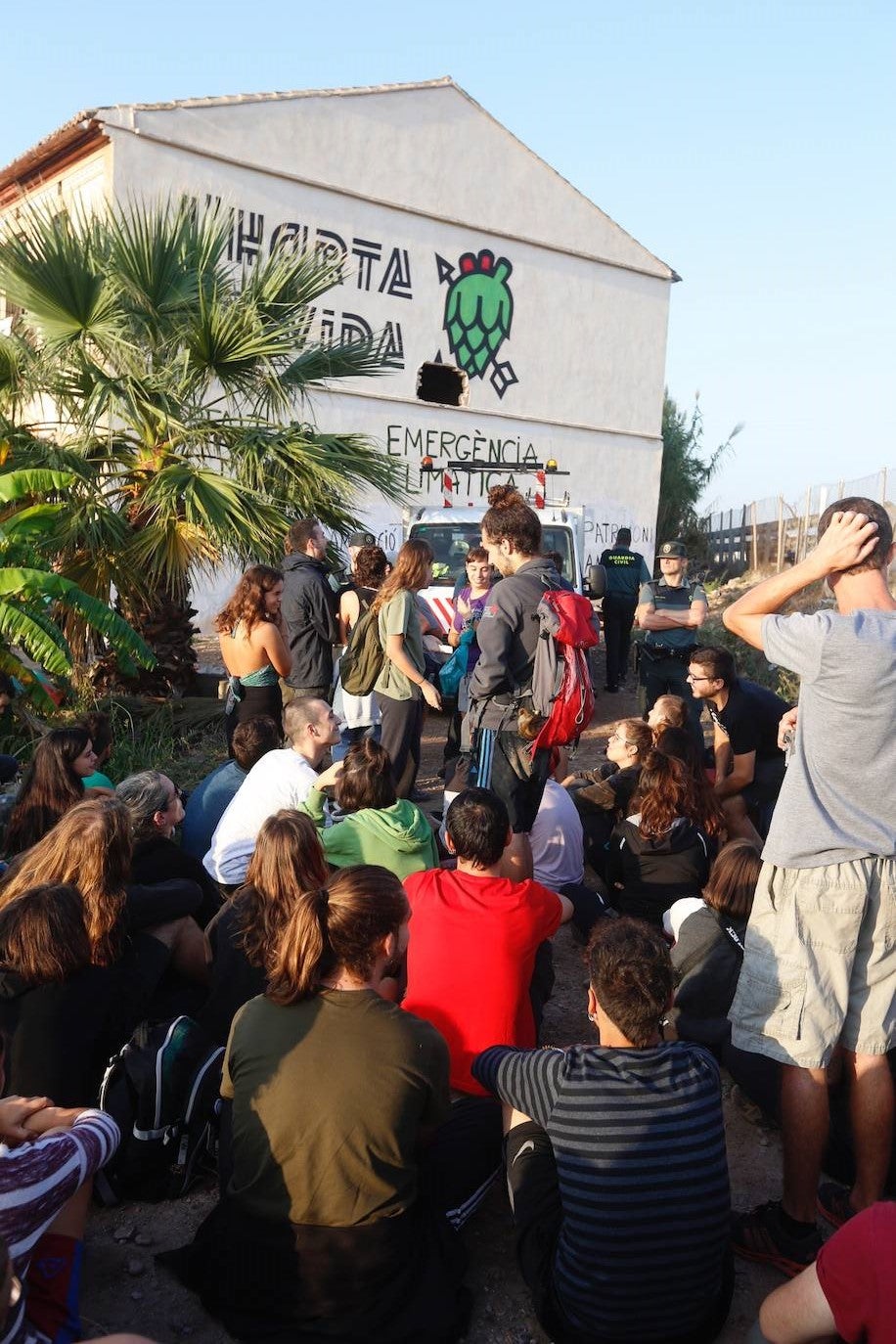 Fotos: La Guardia Civil desaloja la alquería del Forn de la Barraca y comienza su derribo