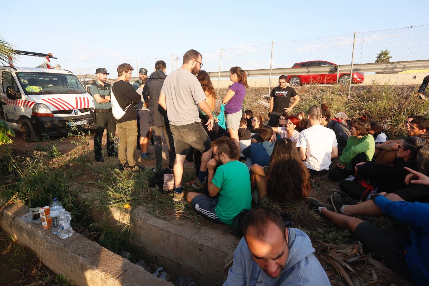 Fotos: La Guardia Civil desaloja la alquería del Forn de la Barraca y comienza su derribo