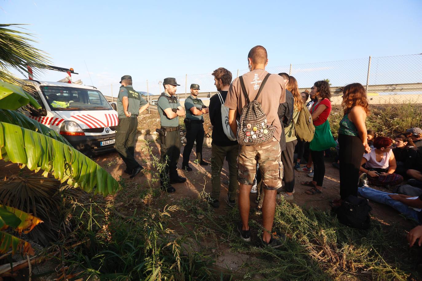 Fotos: La Guardia Civil desaloja la alquería del Forn de la Barraca y comienza su derribo