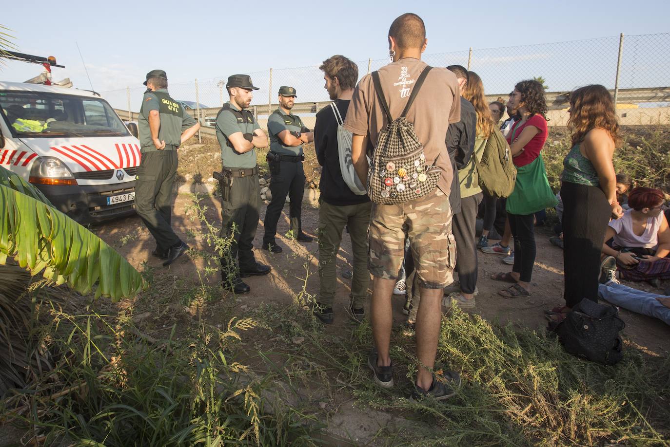 Fotos: La Guardia Civil desaloja la alquería del Forn de la Barraca y comienza su derribo