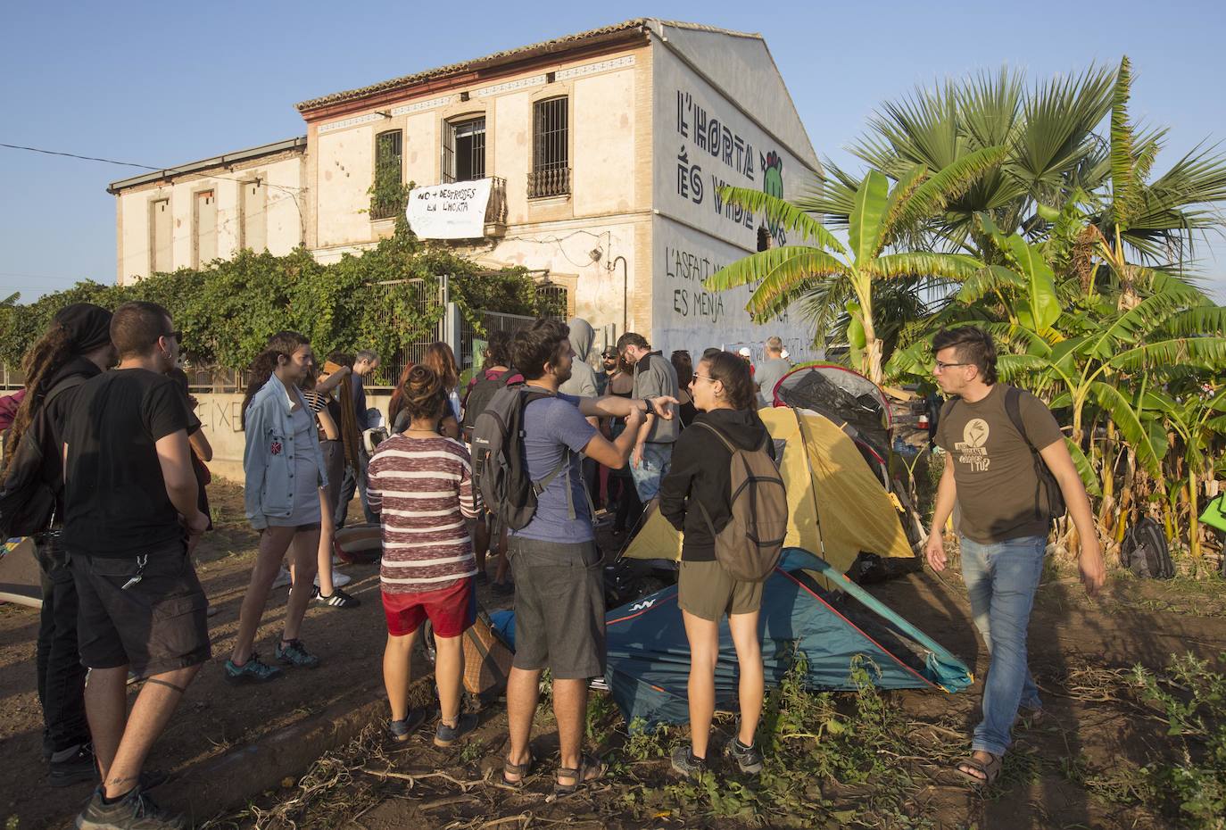 Fotos: La Guardia Civil desaloja la alquería del Forn de la Barraca y comienza su derribo