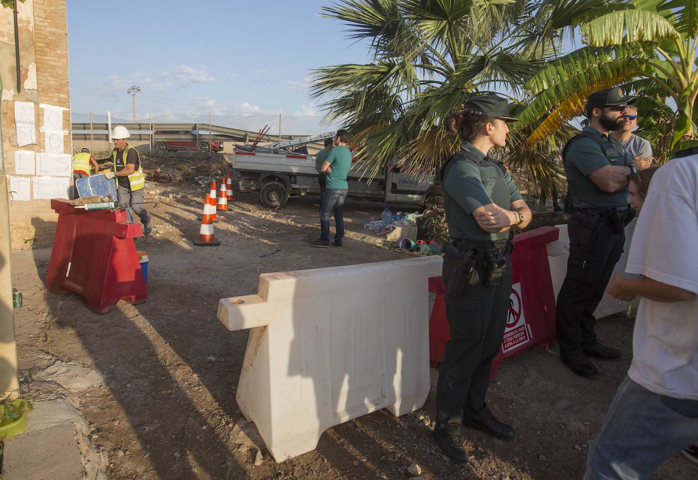 Fotos: La Guardia Civil desaloja la alquería del Forn de la Barraca y comienza su derribo