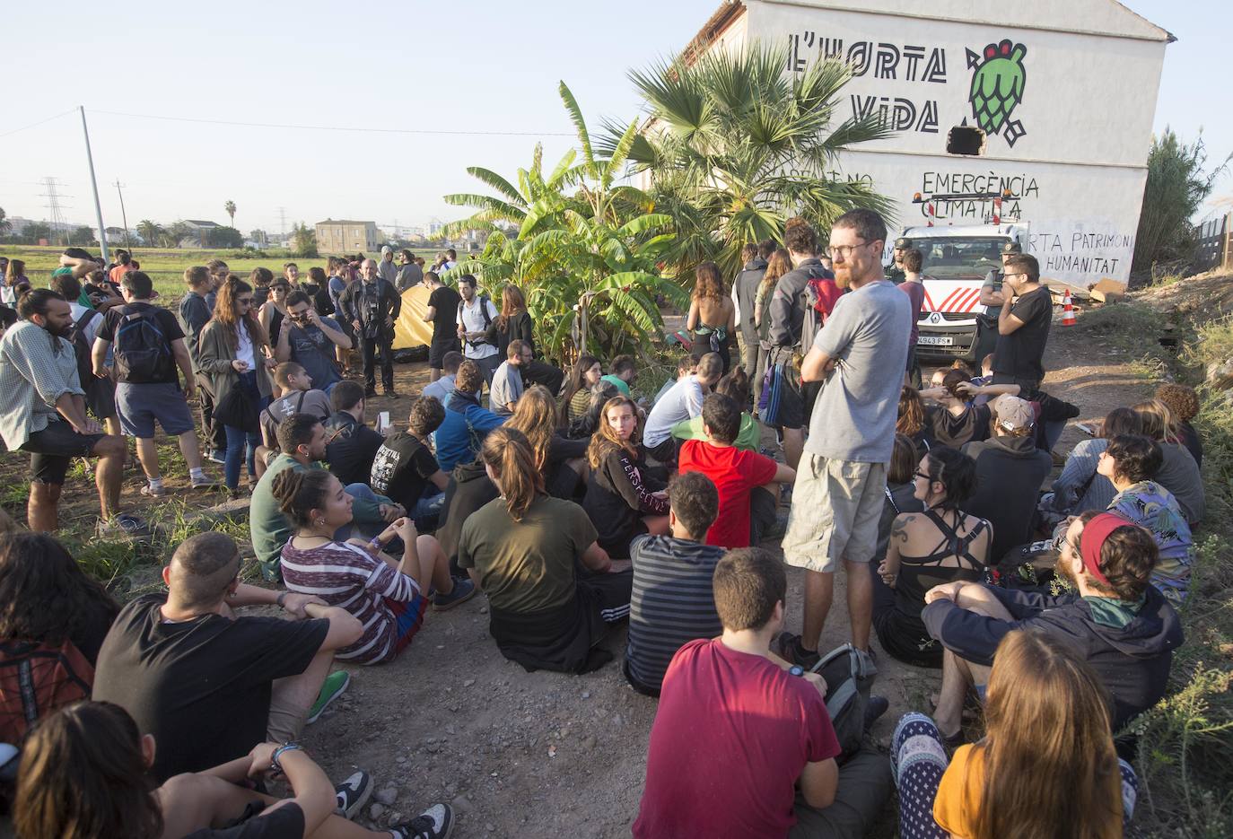 Fotos: La Guardia Civil desaloja la alquería del Forn de la Barraca y comienza su derribo