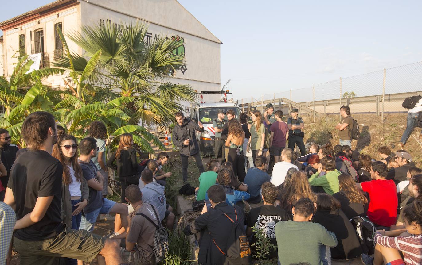 Fotos: La Guardia Civil desaloja la alquería del Forn de la Barraca y comienza su derribo