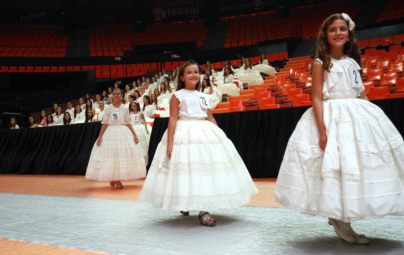 El pabellón de la Fonteta acogió ayer una jornada de ensayo de las 73 candidatas mayores y 73 niñas que optan a formar parte de las cortes de honor de 2020. Todas ellas tomaron asiento en las gradas y, posteriormente, desfilaron de forma ordenada con el número que las identifica ante la atenta mirada de los jurados, que estaban tomando buena nota de la puesta en escena. Con las habituales enaguas de la indumentaria valenciana y con una blusa o chaqueta y con los zapatos de valenciana, todas ellas mostraron su mejor sonrisa y no dudaron en aflorar los nervios típicos antes de la gala del sábado. La escuela de danza de Susana Renau y los falleros que colaborarán en el espectáculo también repasaron los números.