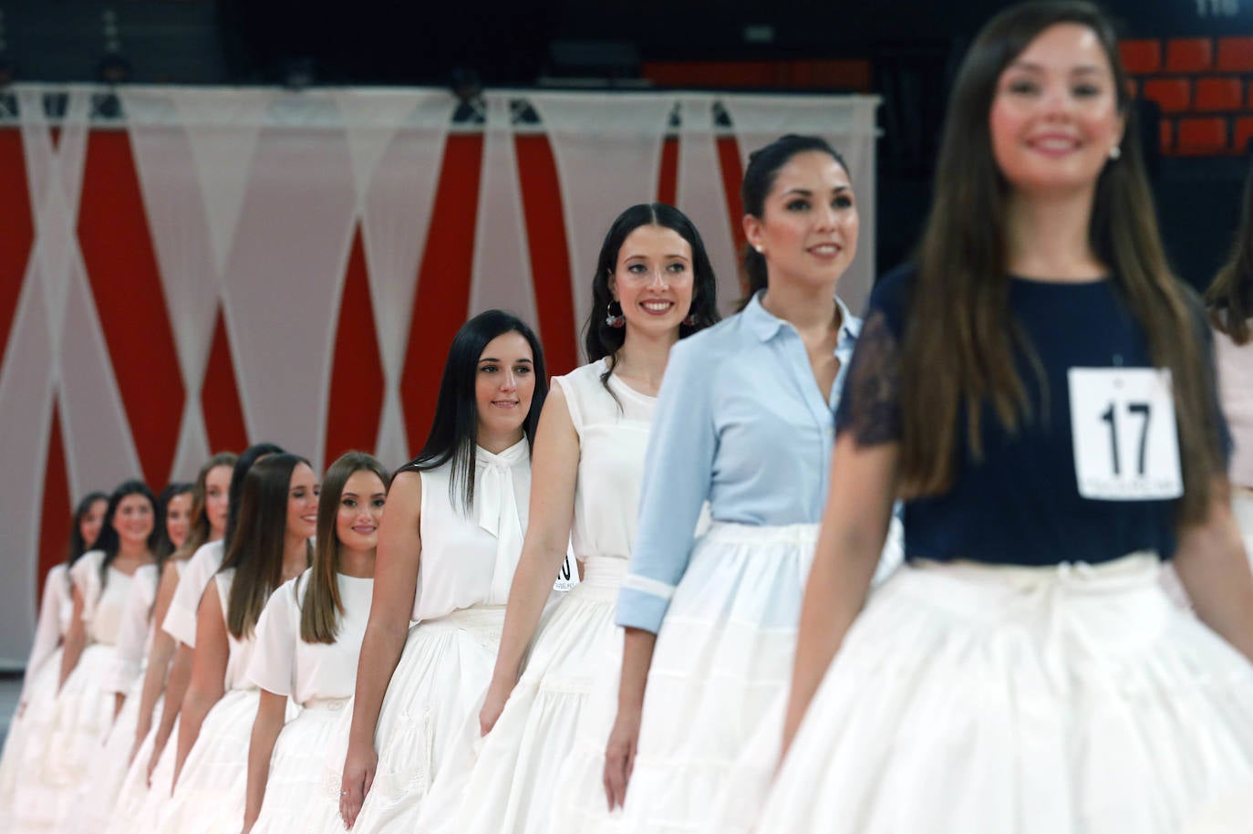 El pabellón de la Fonteta acogió ayer una jornada de ensayo de las 73 candidatas mayores y 73 niñas que optan a formar parte de las cortes de honor de 2020. Todas ellas tomaron asiento en las gradas y, posteriormente, desfilaron de forma ordenada con el número que las identifica ante la atenta mirada de los jurados, que estaban tomando buena nota de la puesta en escena. Con las habituales enaguas de la indumentaria valenciana y con una blusa o chaqueta y con los zapatos de valenciana, todas ellas mostraron su mejor sonrisa y no dudaron en aflorar los nervios típicos antes de la gala del sábado. La escuela de danza de Susana Renau y los falleros que colaborarán en el espectáculo también repasaron los números.