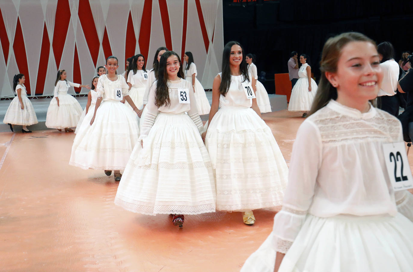 El pabellón de la Fonteta acogió ayer una jornada de ensayo de las 73 candidatas mayores y 73 niñas que optan a formar parte de las cortes de honor de 2020. Todas ellas tomaron asiento en las gradas y, posteriormente, desfilaron de forma ordenada con el número que las identifica ante la atenta mirada de los jurados, que estaban tomando buena nota de la puesta en escena. Con las habituales enaguas de la indumentaria valenciana y con una blusa o chaqueta y con los zapatos de valenciana, todas ellas mostraron su mejor sonrisa y no dudaron en aflorar los nervios típicos antes de la gala del sábado. La escuela de danza de Susana Renau y los falleros que colaborarán en el espectáculo también repasaron los números.