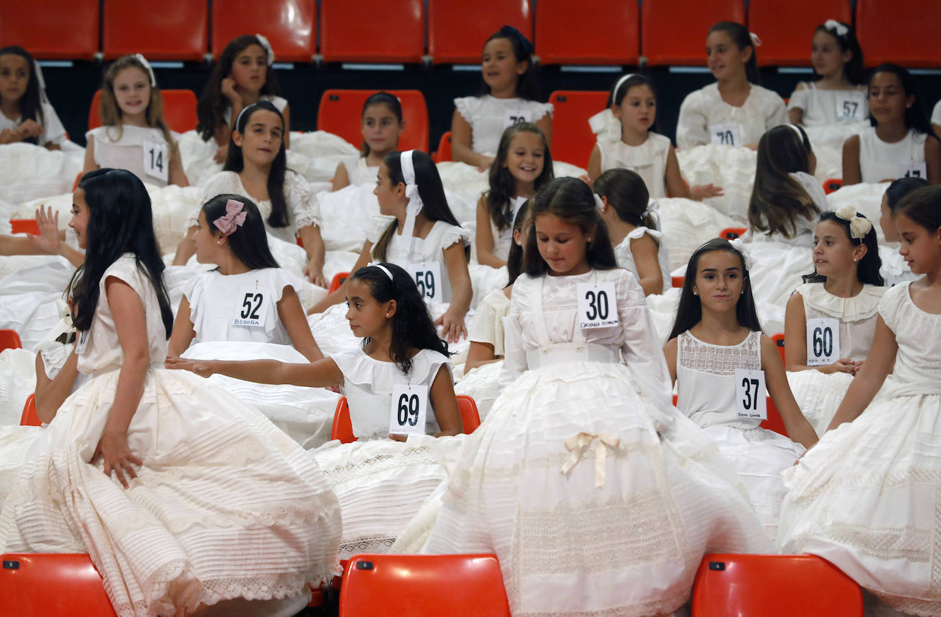 El pabellón de la Fonteta acogió ayer una jornada de ensayo de las 73 candidatas mayores y 73 niñas que optan a formar parte de las cortes de honor de 2020. Todas ellas tomaron asiento en las gradas y, posteriormente, desfilaron de forma ordenada con el número que las identifica ante la atenta mirada de los jurados, que estaban tomando buena nota de la puesta en escena. Con las habituales enaguas de la indumentaria valenciana y con una blusa o chaqueta y con los zapatos de valenciana, todas ellas mostraron su mejor sonrisa y no dudaron en aflorar los nervios típicos antes de la gala del sábado. La escuela de danza de Susana Renau y los falleros que colaborarán en el espectáculo también repasaron los números.