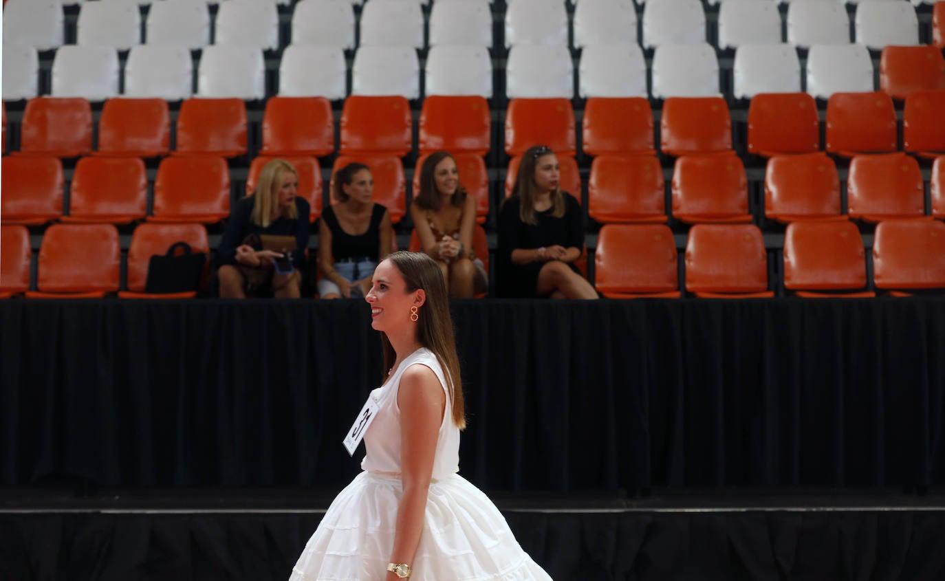 El pabellón de la Fonteta acogió ayer una jornada de ensayo de las 73 candidatas mayores y 73 niñas que optan a formar parte de las cortes de honor de 2020. Todas ellas tomaron asiento en las gradas y, posteriormente, desfilaron de forma ordenada con el número que las identifica ante la atenta mirada de los jurados, que estaban tomando buena nota de la puesta en escena. Con las habituales enaguas de la indumentaria valenciana y con una blusa o chaqueta y con los zapatos de valenciana, todas ellas mostraron su mejor sonrisa y no dudaron en aflorar los nervios típicos antes de la gala del sábado. La escuela de danza de Susana Renau y los falleros que colaborarán en el espectáculo también repasaron los números.