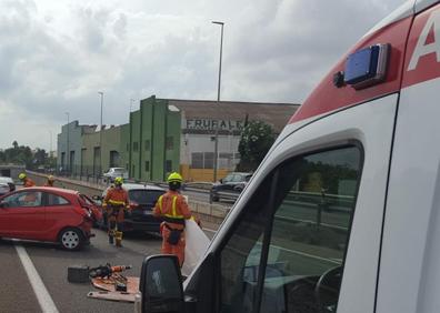 Imagen secundaria 1 - El lugar del accidente, reabierto al tráfico una hora después, tras la actuación de los bomberos y el SAMU.