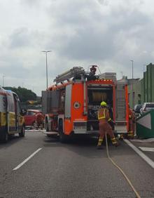 Imagen secundaria 2 - El lugar del accidente, reabierto al tráfico una hora después, tras la actuación de los bomberos y el SAMU.