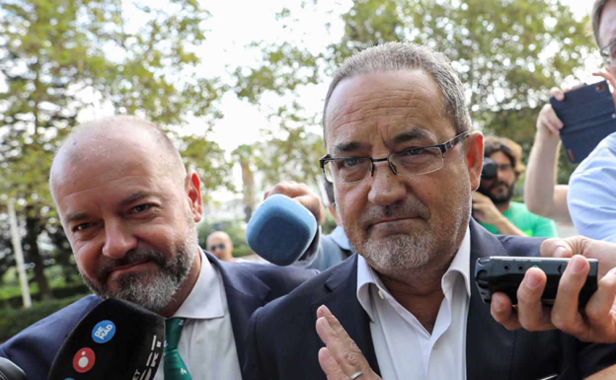 Agapito Iglesias (dcha), junto al abogado Miguel Ángel Alemán.