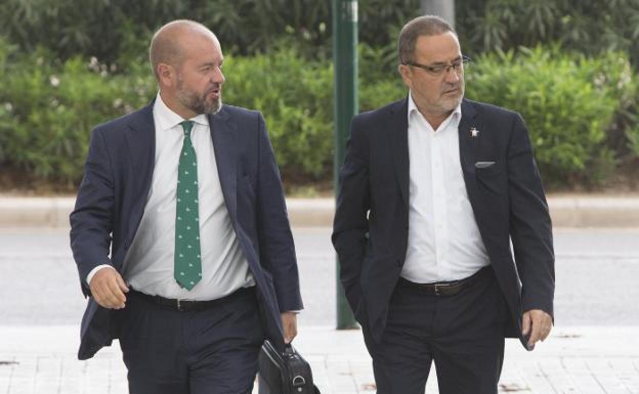 El expresidente del Zaragoza, Agapito Iglesias (derecha), en una de sus comparecencias en la Ciudad de la Justicia por el juicio del presunto amaño en el Levante-Zaragoza. 