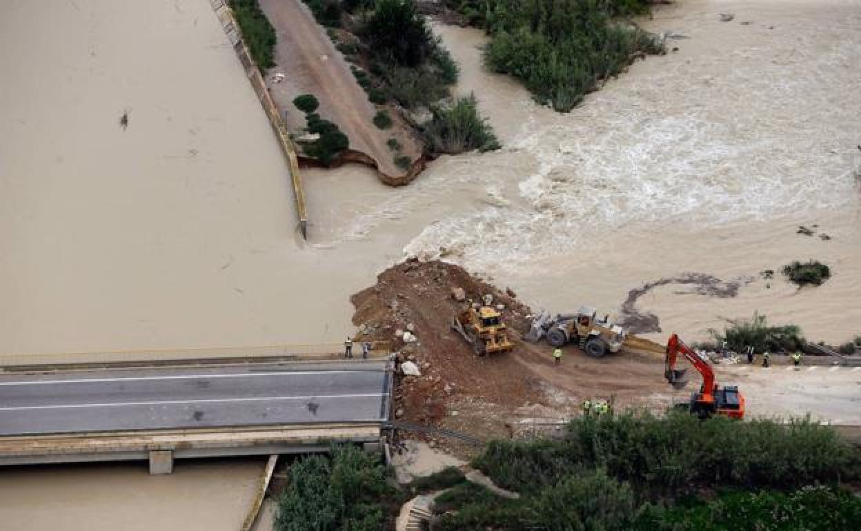 Imagen aérea de la ciudad de Almoradí con la rotura del dique del río Segura.