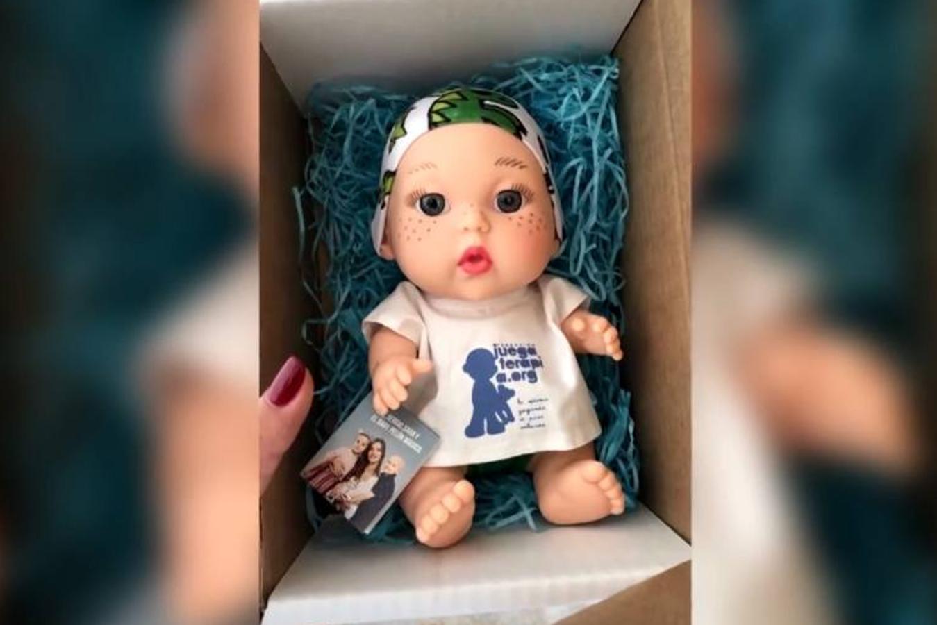 Sara Carbonero presenta su Baby Pelón. La periodista ha querido compartir con sus seguidores un proyecto muy especial. Y es que tras varios años colaborando con la Fundación Juegaterapia, este lunes ha salido a la venta el Baby Pelón que ha diseñado, inspirándose en los juguetes preferidos de sus hijos.