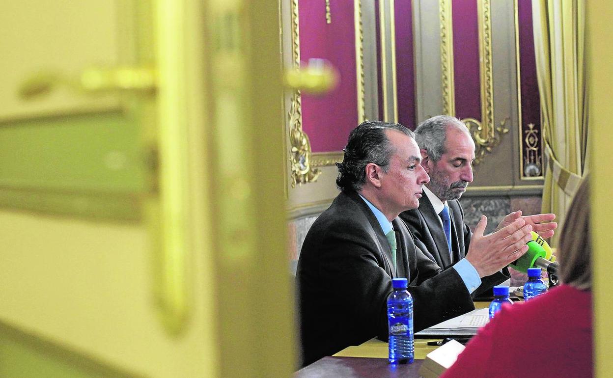 El presidente de la patronal valenciana CEV, Salvador Navarro, junto al secretario general, Miguel Ángel Javaloyes. 