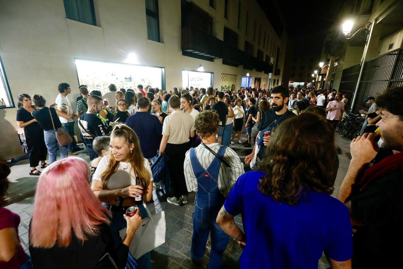 Las galerías de arte han comenzado el evento 'Abierto Valencia', una cita que llega a su séptima edición y se extenderá hasta el próximo domingo, día 22, con la participación de 16 galerías de la ciudad. A través de esta iniciativa, promovida por la Asociación de Galerías de Arte Contemporáneo de la Comunitat Valenciana, durante el fin de semana todos estos espacios abrirán sus puertas para dar a conocer el papel que juegan como agentes promotores del patrimonio cultural.