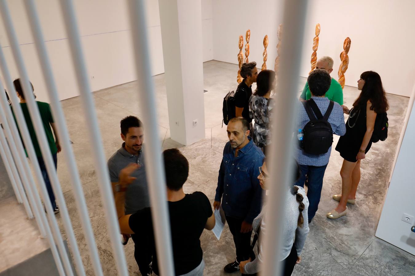 Las galerías de arte han comenzado el evento 'Abierto Valencia', una cita que llega a su séptima edición y se extenderá hasta el próximo domingo, día 22, con la participación de 16 galerías de la ciudad. A través de esta iniciativa, promovida por la Asociación de Galerías de Arte Contemporáneo de la Comunitat Valenciana, durante el fin de semana todos estos espacios abrirán sus puertas para dar a conocer el papel que juegan como agentes promotores del patrimonio cultural.