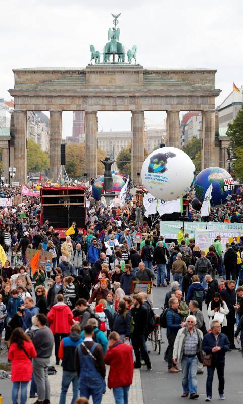 Manifestantes en Berlín, frente a la puerta de Brandenburgo.