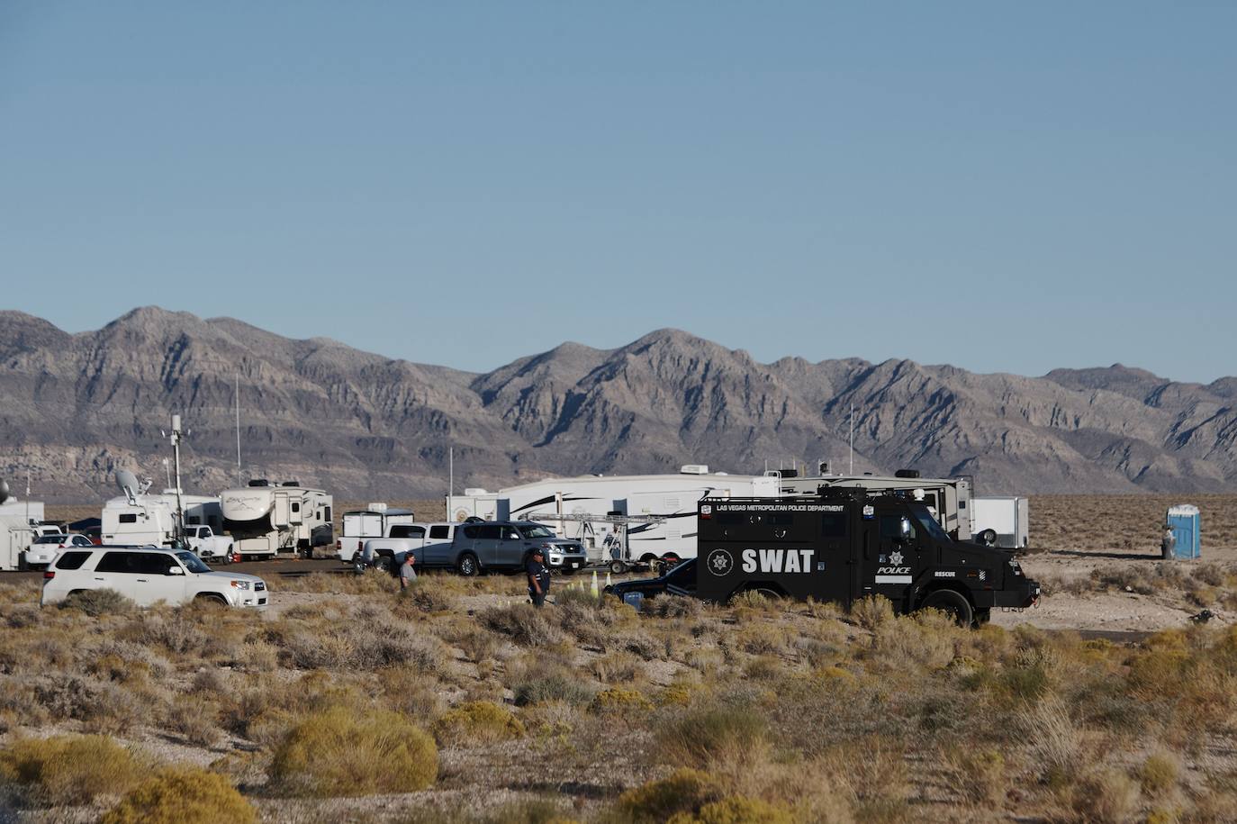 De las casi millón y medio de personas que prometieron en Facebook sumarse a una "invasión" este viernes al Área 51 en Nevada para conocer y liberar a los extraterrestres que, suponen, están allí cautivos, apenas unos cientos acudieron a la cita.