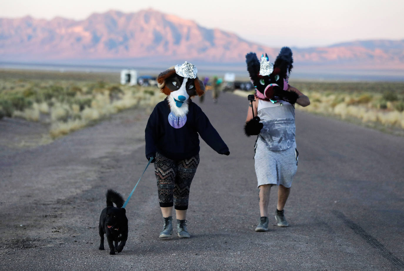 De las casi millón y medio de personas que prometieron en Facebook sumarse a una "invasión" este viernes al Área 51 en Nevada para conocer y liberar a los extraterrestres que, suponen, están allí cautivos, apenas unos cientos acudieron a la cita.