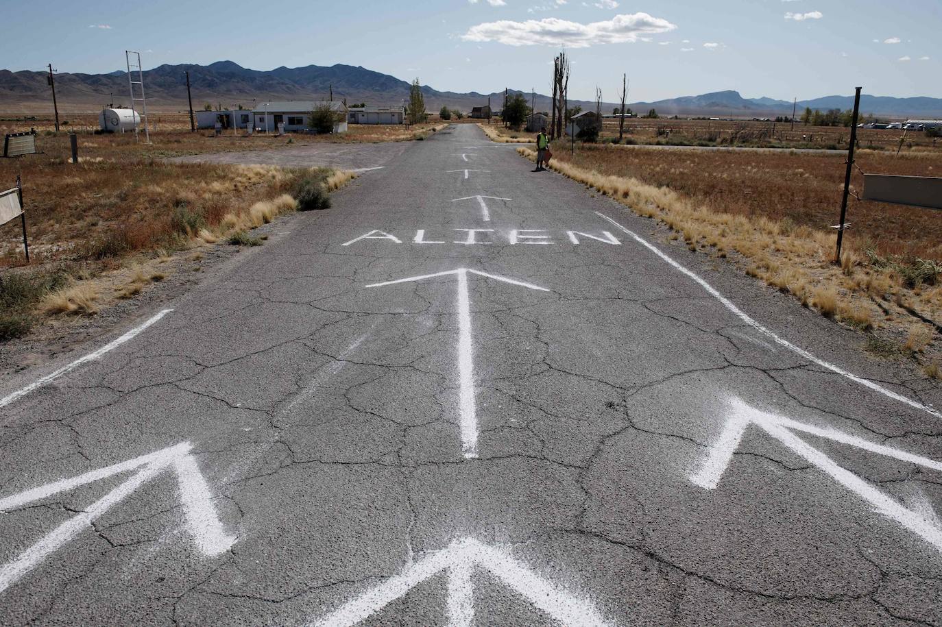 De las casi millón y medio de personas que prometieron en Facebook sumarse a una "invasión" este viernes al Área 51 en Nevada para conocer y liberar a los extraterrestres que, suponen, están allí cautivos, apenas unos cientos acudieron a la cita.