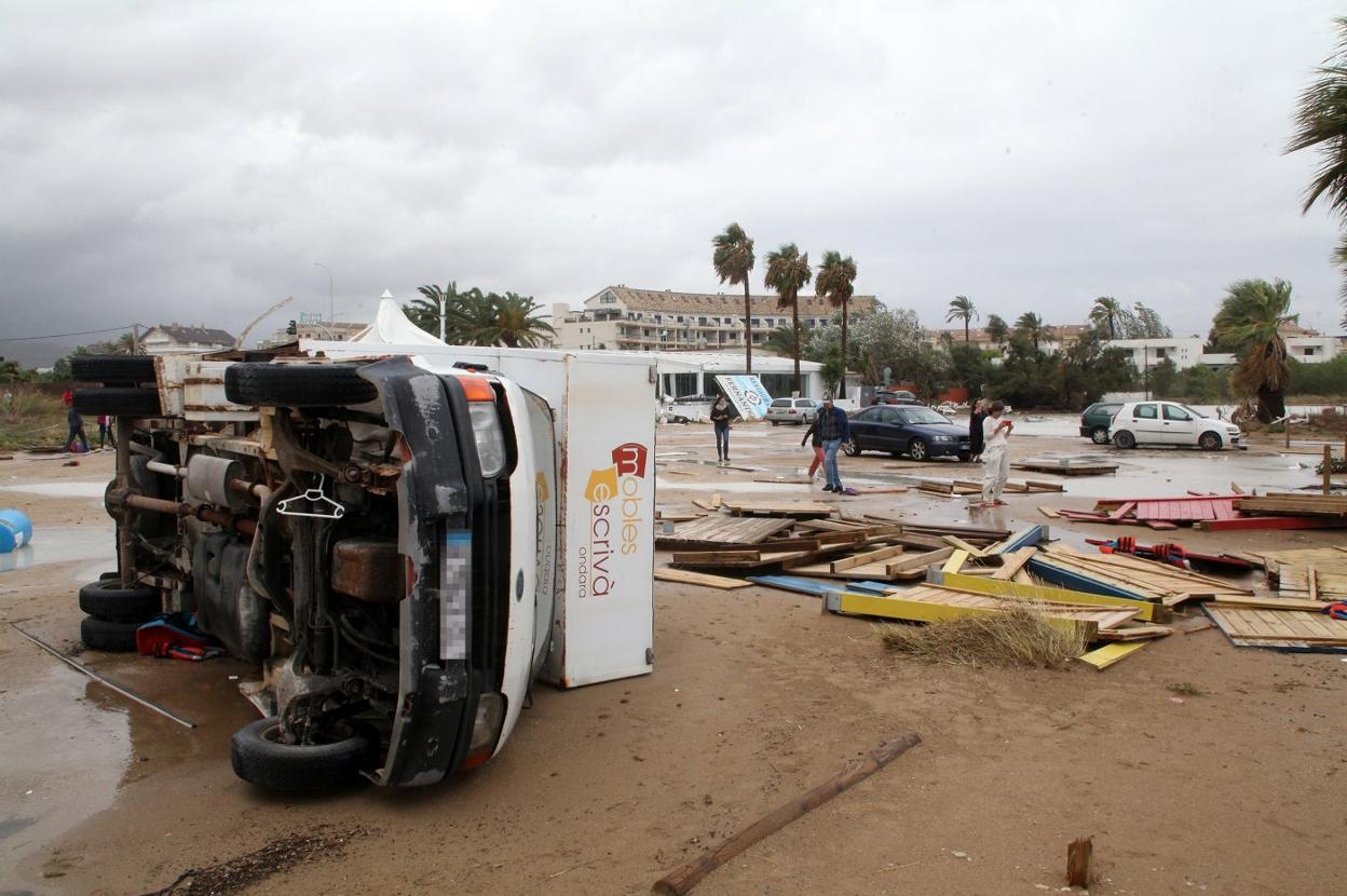 Los destrozos causados por el paso de un tornado por Dénia durante el pasado temporal. 