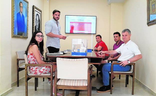 Reunión en el Ayuntamiento de l' Eliana preparando la iniciativa de participación ciudadana .