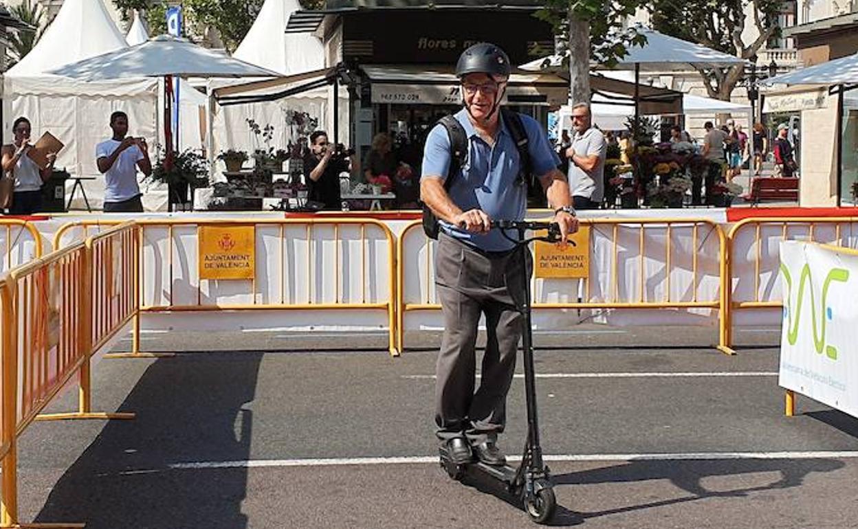 Ribó prueba un patinete eléctrico este domingo en Valencia. 