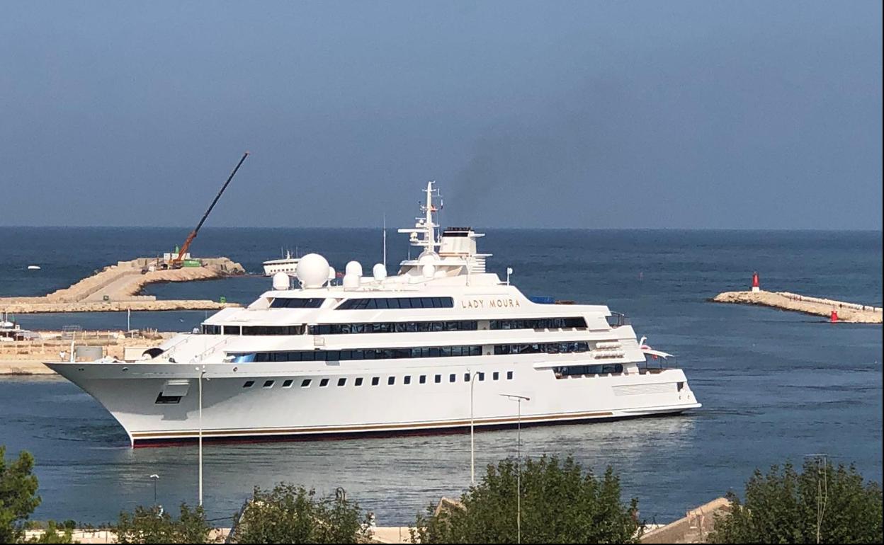 El yate 'Lady Moura' atraca en Dénia.