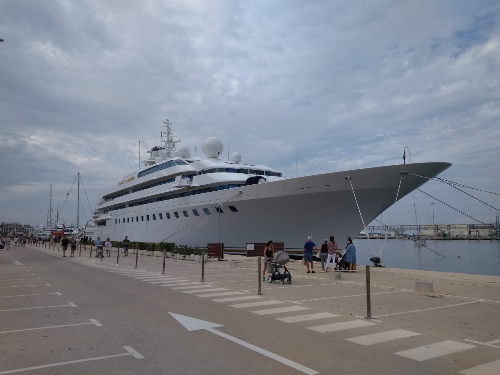 El yate 'Lady Moura', uno de más caros del mundo, valorado en 200 millones de euros, há atracado en el puerto de Dénia. El yate es propiedad de Nasser Al.Rasheed, médico y magnate saudí, que posee la consultora internacional de ingenieria Rasheed Engineering.