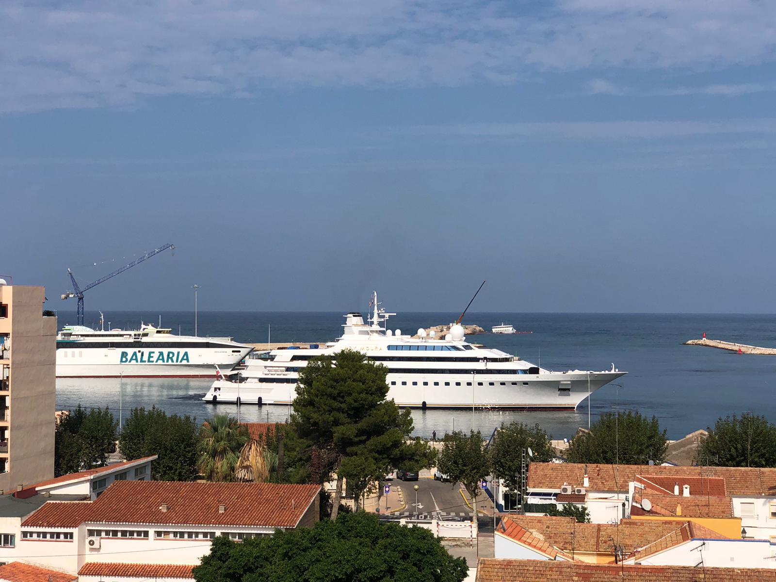 El yate 'Lady Moura', uno de más caros del mundo, valorado en 200 millones de euros, há atracado en el puerto de Dénia. El yate es propiedad de Nasser Al.Rasheed, médico y magnate saudí, que posee la consultora internacional de ingenieria Rasheed Engineering.